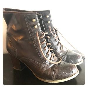 Cool oxford style brown boots with thick heel